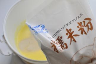 用网筛筛入糯米粉