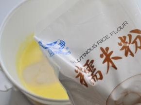 用网筛筛入糯米粉