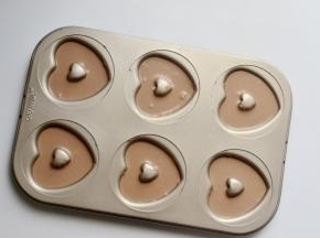 模具抹油倒入面糊静置30分钟左右