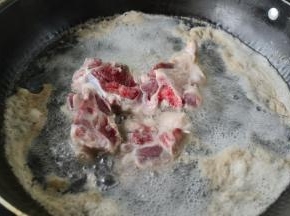 将大骨斩块放入冷水锅中烧开去污物，洗净