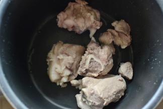 放入电压力锅中