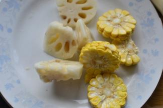 莲藕去皮切薄片，玉米也切片