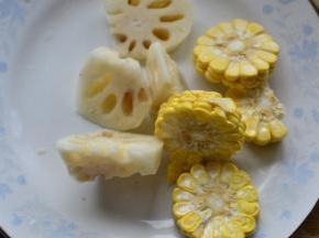 莲藕去皮切薄片，玉米也切片