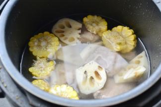 加入适量的水，高压锅选择蹄筋功能，大约30分钟左右