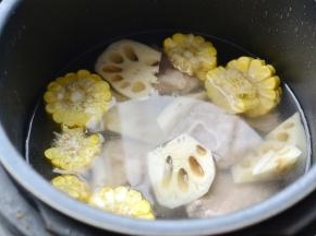 加入适量的水，高压锅选择蹄筋功能，大约30分钟左右