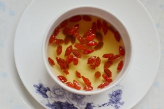 好了放点盐，加入枸杞即可