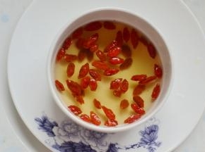 好了放点盐，加入枸杞即可