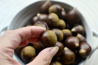 板栗洗净割一道口子（这一步我买的时候已经请卖家代为处理了）所以这个就是窍门之一了