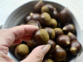 板栗洗净割一道口子（这一步我买的时候已经请卖家代为处理了）所以这个就是窍门之一了