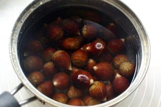 放入冷水锅中煮开（煮开的板栗这时候已经有裂口一道大口子了）沥干水分，这个就是窍门之二