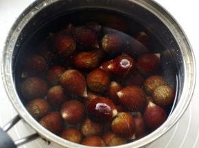 放入冷水锅中煮开（煮开的板栗这时候已经有裂口一道大口子了）沥干水分，这个就是窍门之二