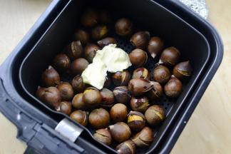 趁热放入空气炸锅中加入黄油