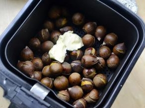 趁热放入空气炸锅中加入黄油