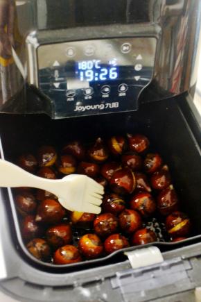 开启空气炸锅180度25分钟左右、中途要取出刷2次的蜂蜜水即可