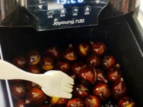 开启空气炸锅180度25分钟左右、中途要取出刷2次的蜂蜜水即可