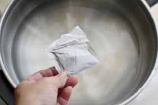 然后在蒸锅内放入一包的紫苏叶