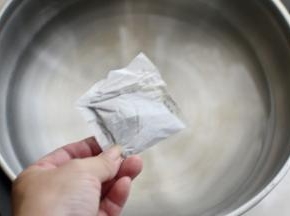 然后在蒸锅内放入一包的紫苏叶