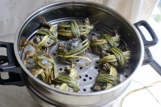 然后将清洗好的大闸蟹放入