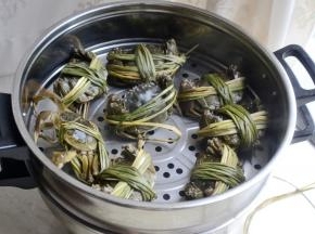 然后将清洗好的大闸蟹放入