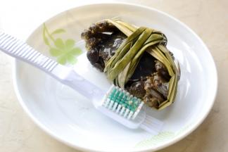 将大闸蟹用刷子清洗干净