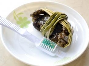 将大闸蟹用刷子清洗干净