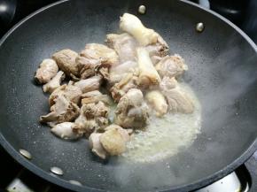 锅内不用放油直接将鸭肉放进去翻炒，一直到出水为止，然后盛出来