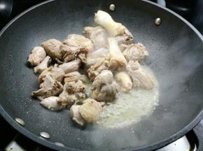 锅内不用放油直接将鸭肉放进去翻炒，一直到出水为止，然后盛出来