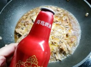 翻炒均匀后加入所有的调料，看啤酒是关键，没有用一滴水，这是奶奶做的这道好吃啤酒鸭的秘诀哈，几十年都这样做。以前爷爷爱喝啤酒，奶奶总是顺手用来烧菜