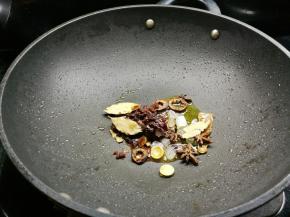 热锅冷油将调料爆香