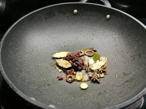 热锅冷油将调料爆香