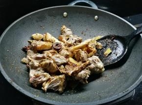 然后加入之前炒的鸭肉继续翻炒