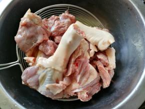 材料：鸭肉800克 啤酒700ML 调料：郫县豆瓣酱一茶勺 沙茶酱一茶勺 辅料：大料 香叶 山楂 干辣椒 姜片 冰糖 盐 鸡精 胡椒粉 五香粉

首先将鸭肉斩块洗净待用