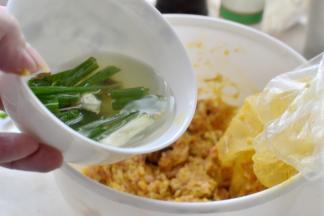 加入葱姜水一勺