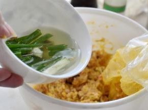 加入葱姜水一勺