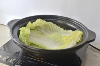 砂锅铺上白菜叶子