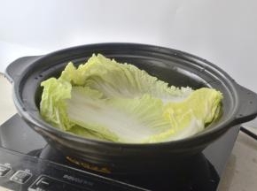 砂锅铺上白菜叶子