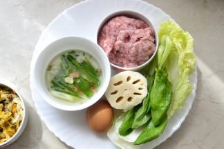 蟹粉狮子头 材料：大闸蟹2只 肉泥220克 莲藕100克 鸡蛋一粒 调料：地瓜粉一大勺 葱姜水一勺 盐 糖 料酒 鸡精 辅料：白菜 花瓶菜 枸杞几个