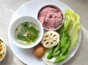 蟹粉狮子头 材料：大闸蟹2只 肉泥220克 莲藕100克 鸡蛋一粒 调料：地瓜粉一大勺 葱姜水一勺 盐 糖 料酒 鸡精 辅料：白菜 花瓶菜 枸杞几个