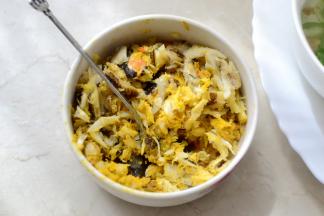 将蒸熟的大闸蟹肉和膏全部取出来