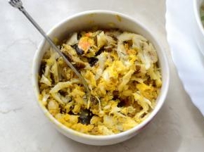 将蒸熟的大闸蟹肉和膏全部取出来