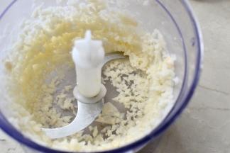 莲藕用料理机打碎（加入这个不但口感不发硬而且吃起来也不油腻）