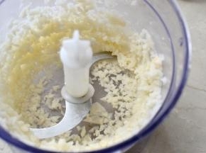 莲藕用料理机打碎（加入这个不但口感不发硬而且吃起来也不油腻）