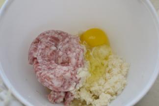 肉泥、莲藕、鸡蛋放入盆中