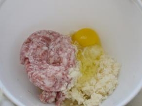 肉泥、莲藕、鸡蛋放入盆中