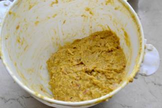 加入所有的调料顺着一个方向不断搅拌成泥