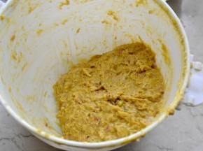 加入所有的调料顺着一个方向不断搅拌成泥