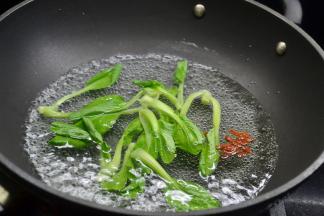 花瓶菜焯烫后和炖头的狮子头一起放入小盅，用枸杞点缀即可上桌