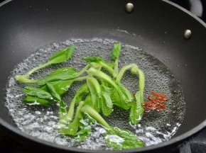 花瓶菜焯烫后和炖头的狮子头一起放入小盅，用枸杞点缀即可上桌