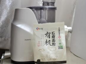 材料：新良有机石磨面粉200克 水70克 盐2克 辅料：青菜 调料：辣椒油 熟芝麻油 香菜 香辣豆豉酱 花椒油 鸡精 香醋 生抽 糖 蒜末