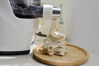 将面粉材料放入面条机按启动和面，最后能自动出宽面了